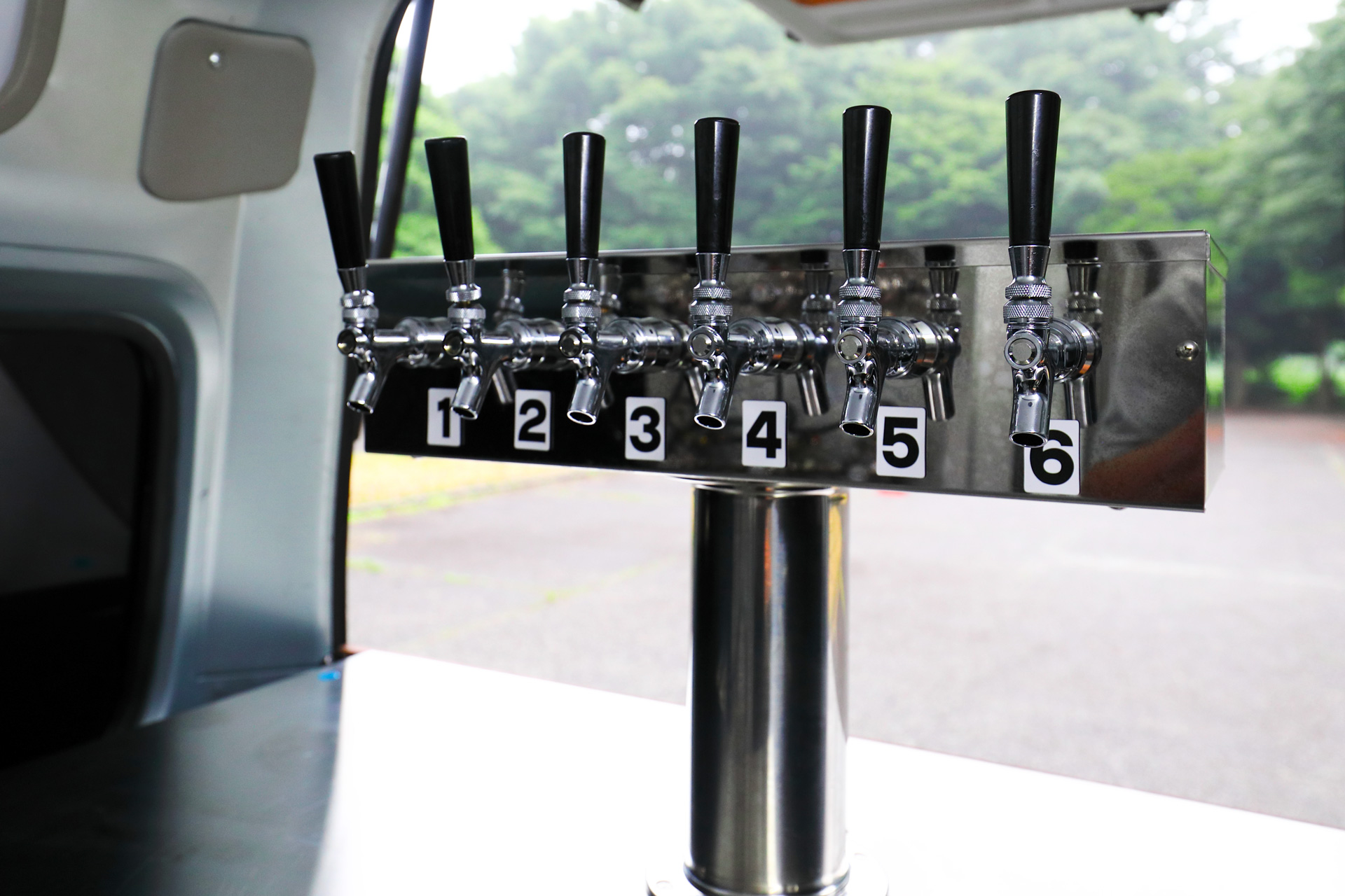 後部カウンター6蓮タップ / 6 taps on the rear counter